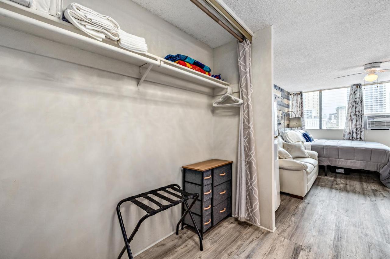 Modern Waikiki Condo Perfect For Beach Getaway! Honolulu Bagian luar foto