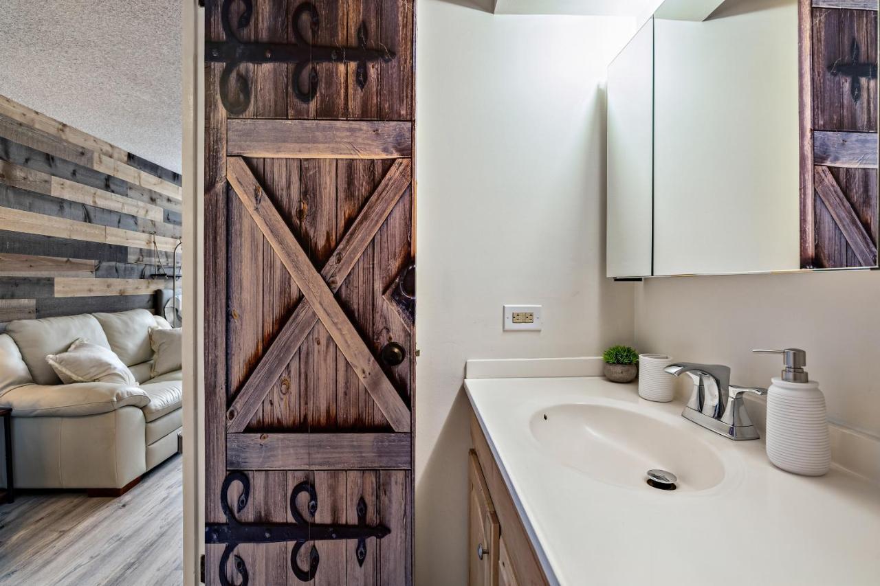 Modern Waikiki Condo Perfect For Beach Getaway! Honolulu Bagian luar foto